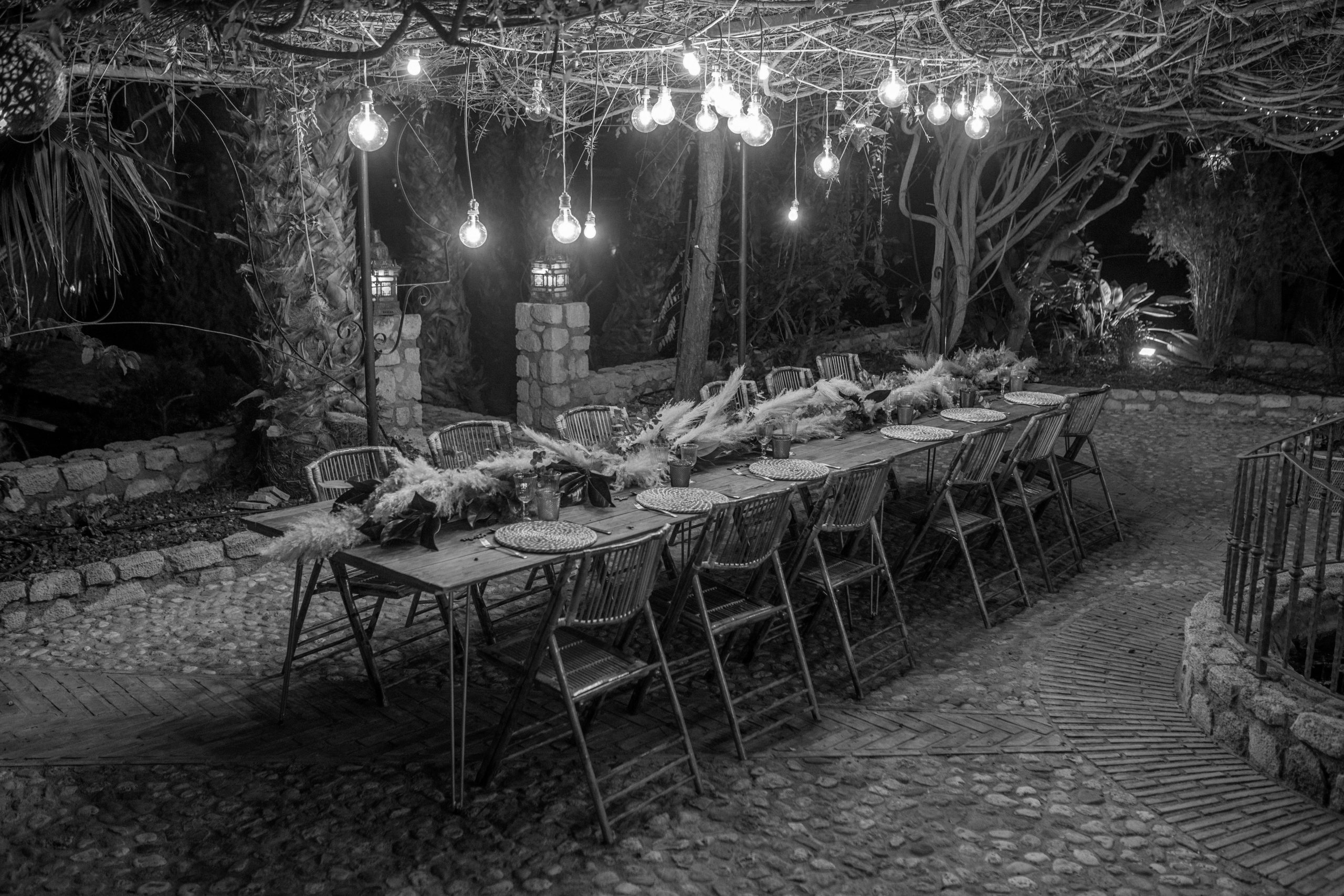 תמונה-שחור-ולבןoutdoors-restaurant-prepared-for-dining-2025-04-03-11-57-00-utc-scaled